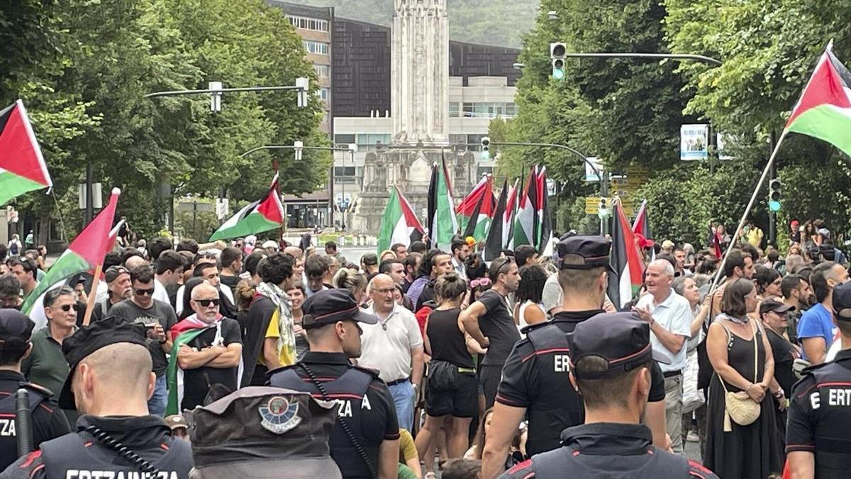 Agentes de la Ertzaintza frente una protesta contra el equipo israelí de la Vuelta en la Gran Vía de Bilbao.