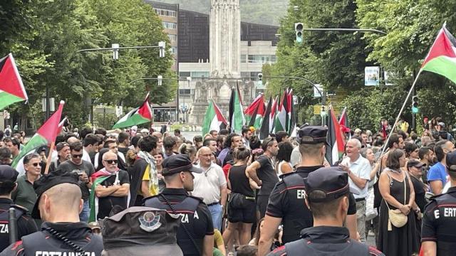 Agentes de la Ertzaintza frente una protesta contra el equipo israelí de la Vuelta en la Gran Vía de Bilbao.