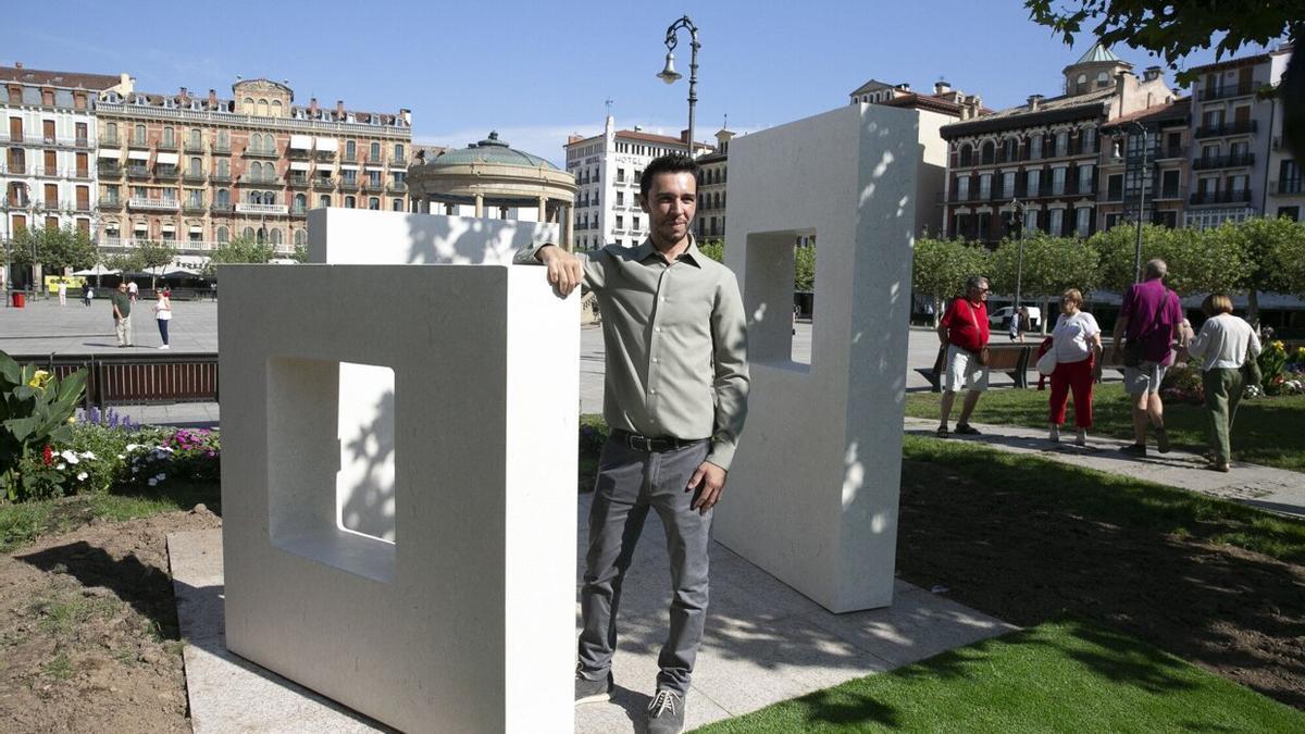 El autor, Borja Barrajón, delante de la obra colocada en la Plaza del Castillo.