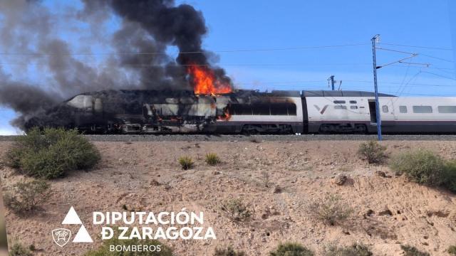 Locomotora de un AVE Madrid-Barcelona-Figueras incendiada a la altura de Ricla.