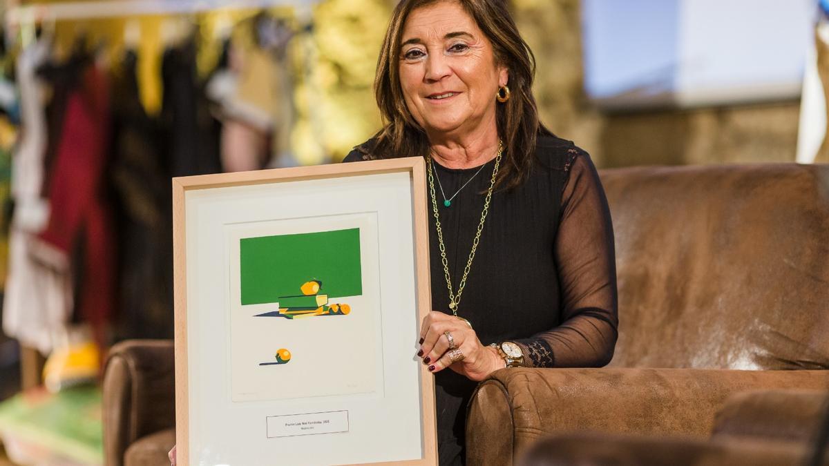 Rosaura Leis, posando con el Premio Luis Noé Fernández.