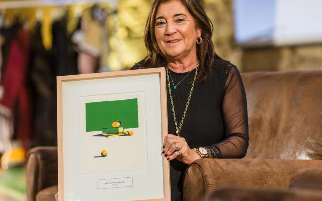 Rosaura Leis, posando con el Premio Luis Noé Fernández.