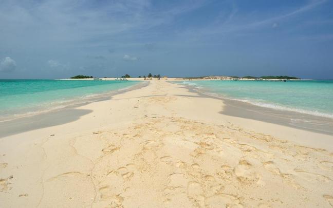 El 'Camino de Moisés' es un sendero de arena en medio del océano Atlántico.