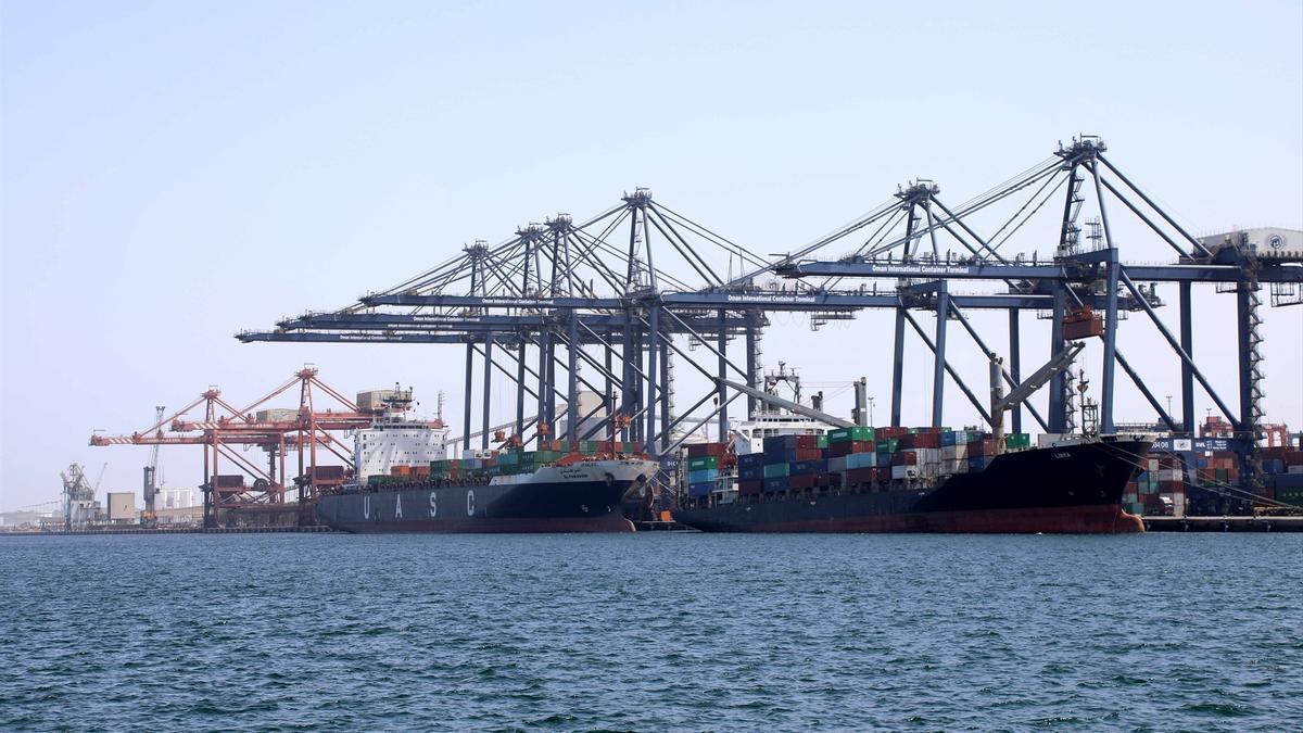 Buques de United Arab Shipping Company y NYK Line en el puerto de Sohar, en Omán.