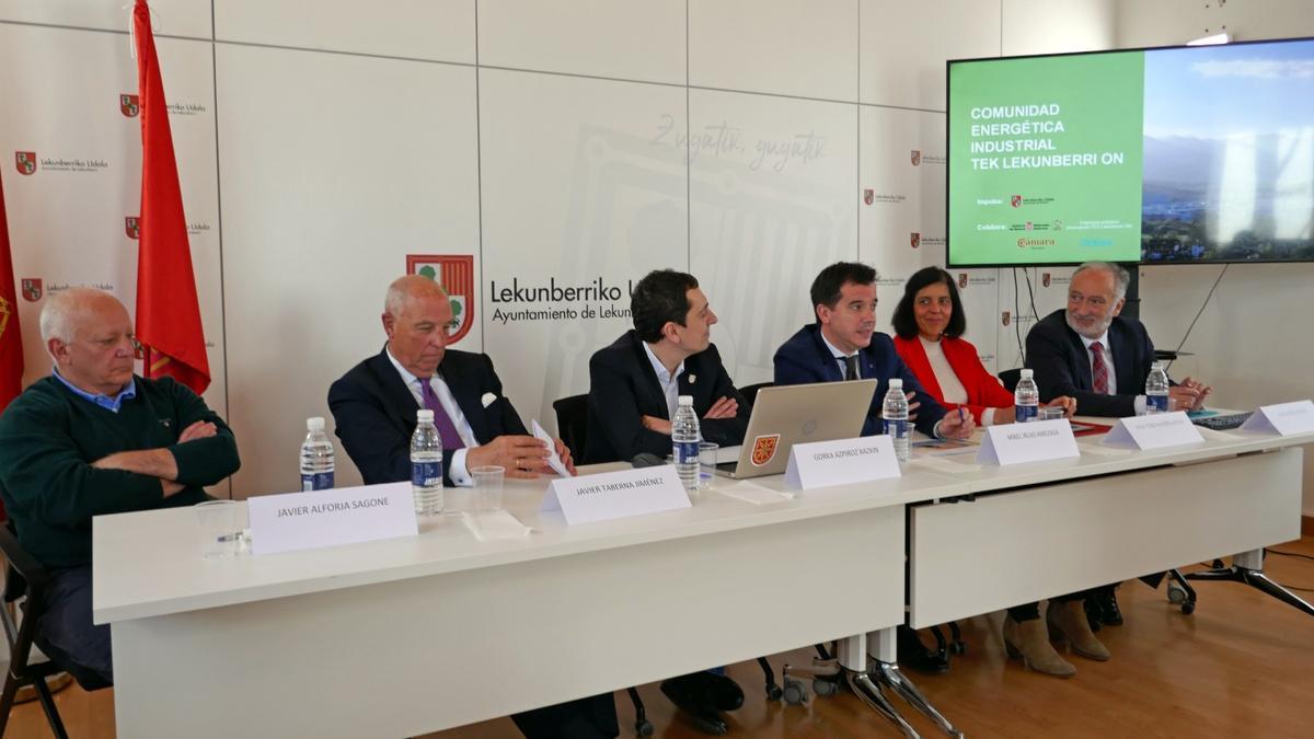 Javier Alforja, Javier Taberna, Gorka Azpiroz, Mikel Irujo, Uxue Itoiz y Juan Diego Casals en la presentación.