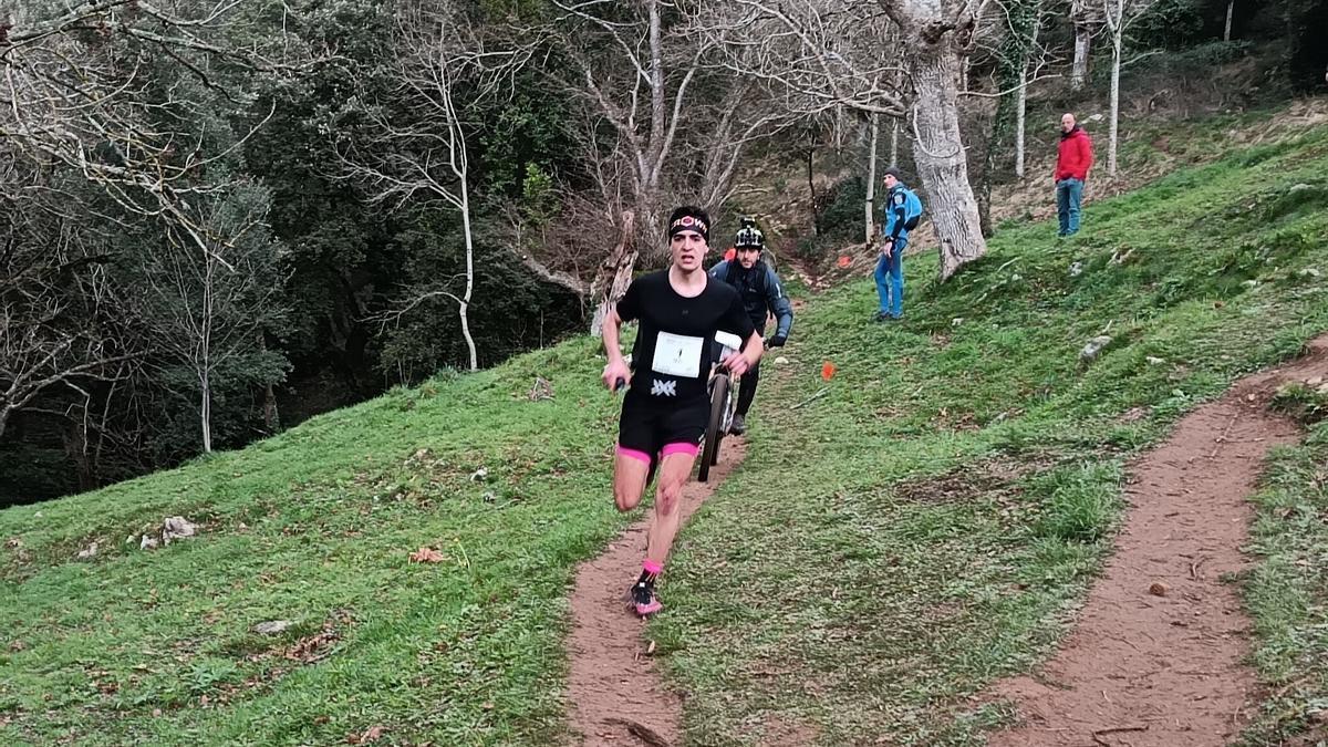El antzuolarra Ibai Larrea, en el descenso de Udalatx, ha hecho triplete en el palmarés de la carrera.