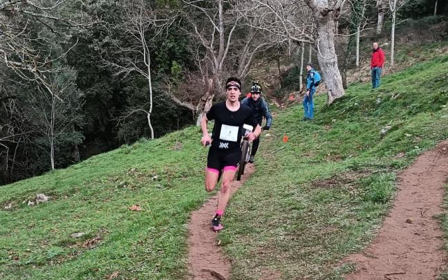 El antzuolarra Ibai Larrea, en el descenso de Udalatx, ha hecho triplete en el palmarés de la carrera.
