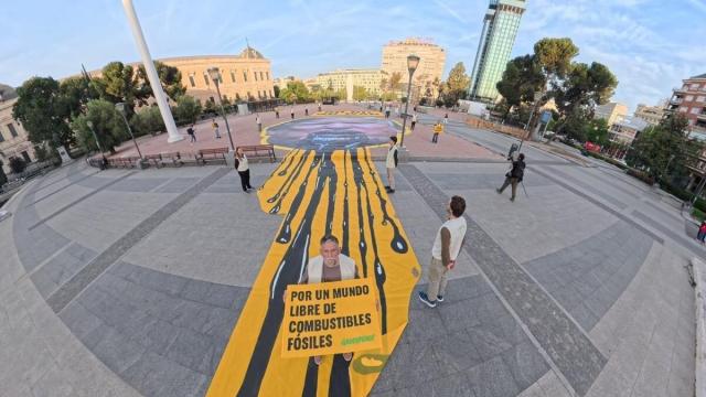 Pancarta de Greenpeace desplegada en la plaza de Colon