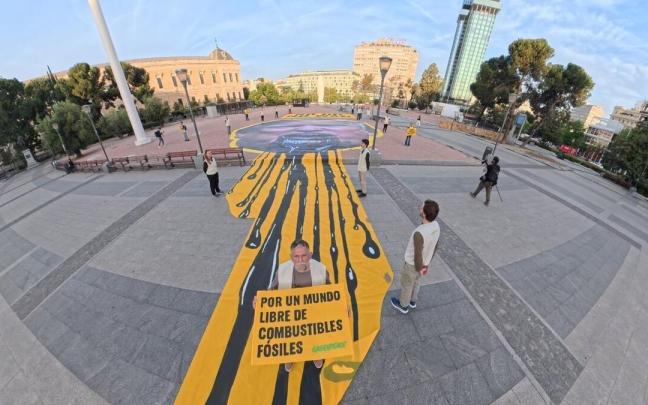 Pancarta de Greenpeace desplegada en la plaza de Colon