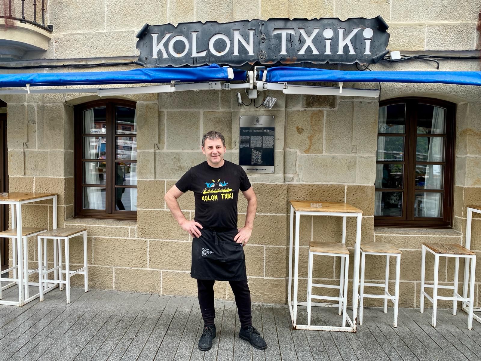 Juanjo Zubeldia en el exterior de Kolon Txiki.