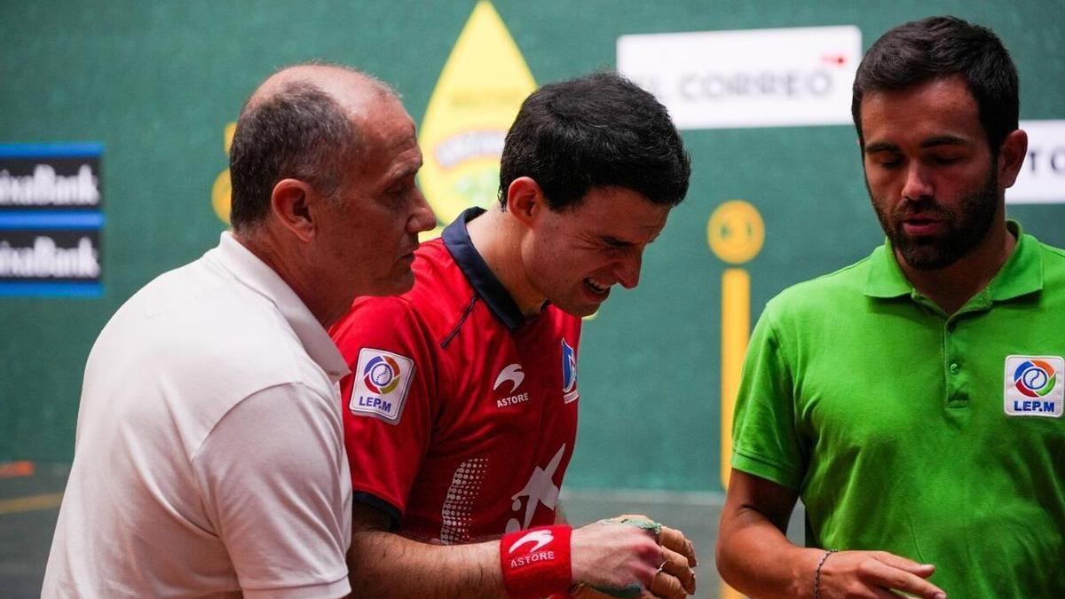 Altuna es atendido por el doctor Iñigo Simón durante la final del torneo de La Blanca.