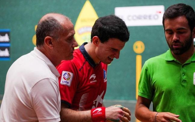Altuna es atendido por el doctor Iñigo Simón durante la final del torneo de La Blanca. Altuna es atendido por el doctor Iñigo Simón durante la final del torneo de La Blanca.