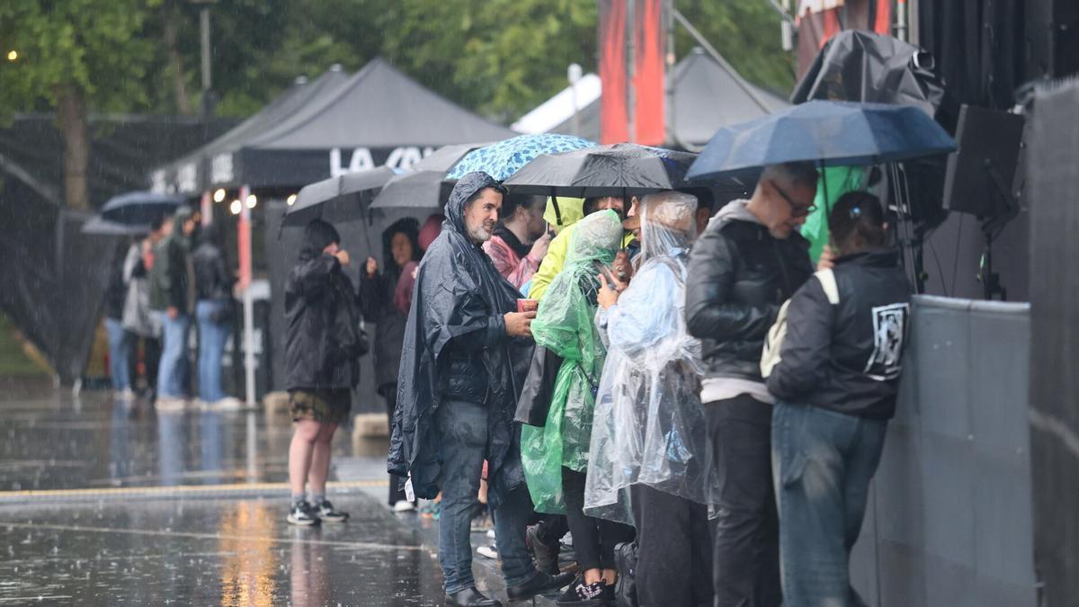 Varias personas se resguardan bajo sus paraguas durante la última edición del Azkena.