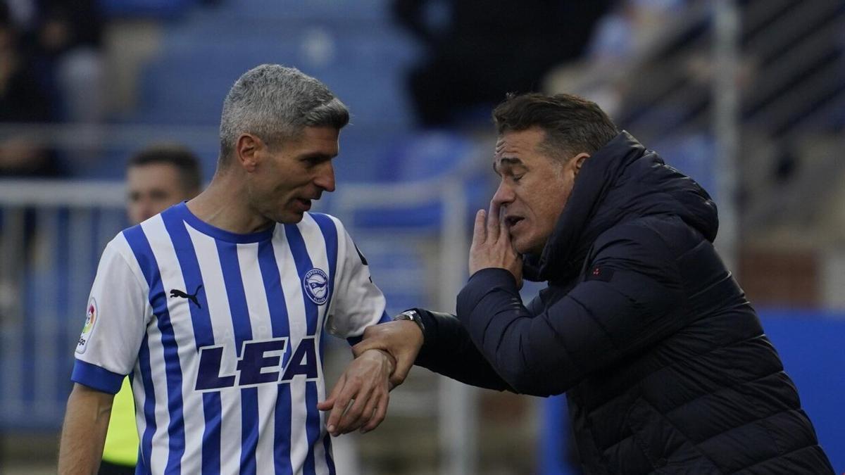 Luis García da instrucciones a Salva Sevilla durante un partido