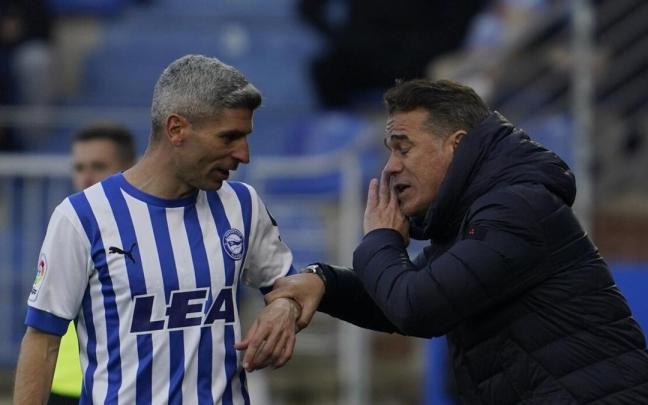 Luis García da instrucciones a Salva Sevilla durante un partido