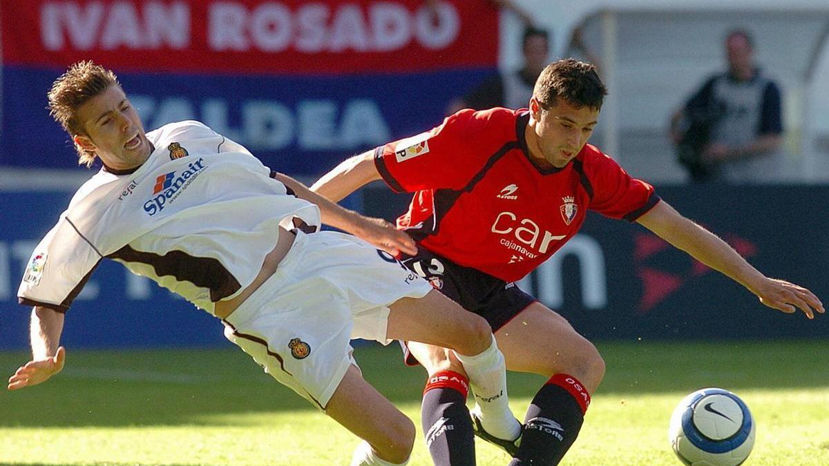 Miguel Flaño, en un lance con Luis García, en un lance del Osasuna-Mallorca de la temporada 2004/2005.