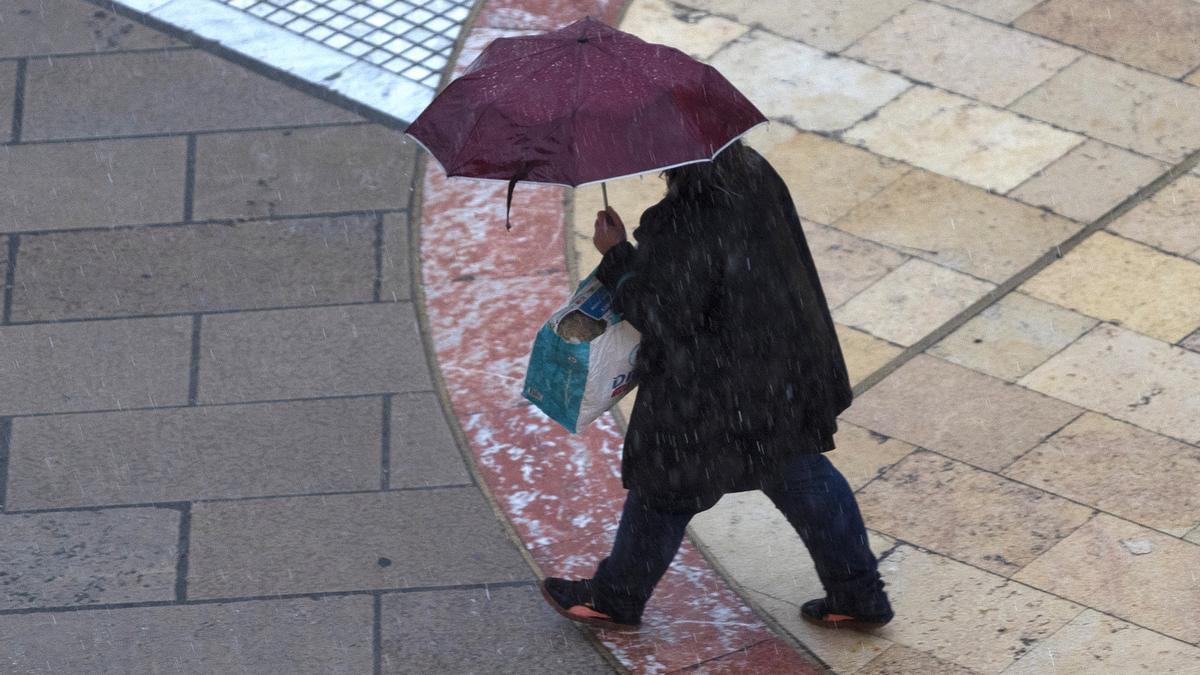 Imagen de archivo de un hombre con un paraguas.