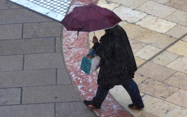 Imagen de archivo de un hombre con un paraguas.