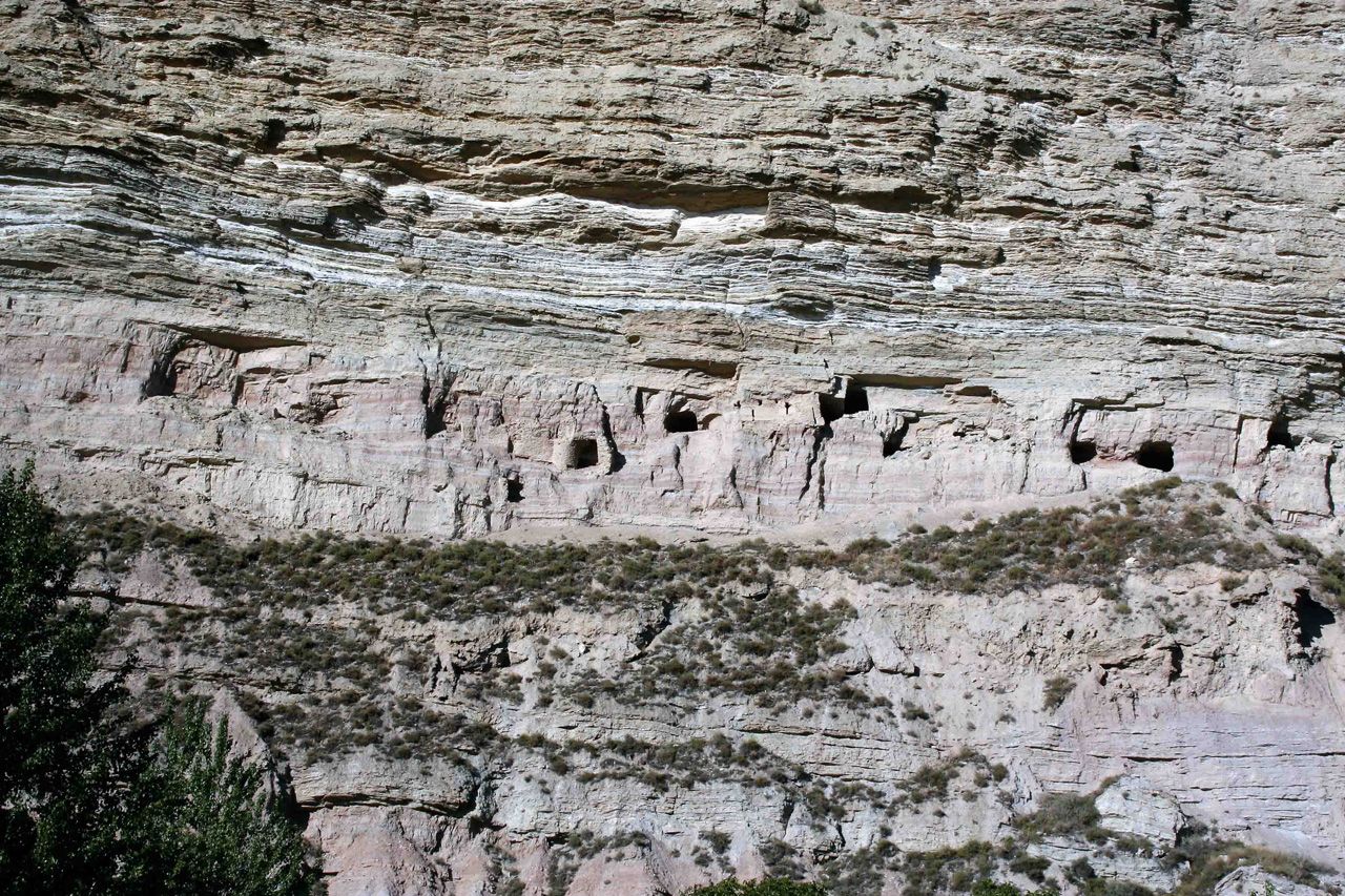 Cuevas en la ladera, junto al yacimiento de Resa.