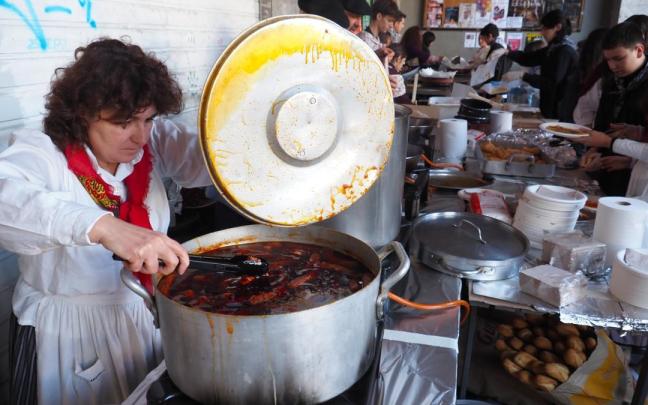 El olor del talo y el chorizo inundará hasta el último rincón de la plaza de Azkoitia la mañana del domingo.