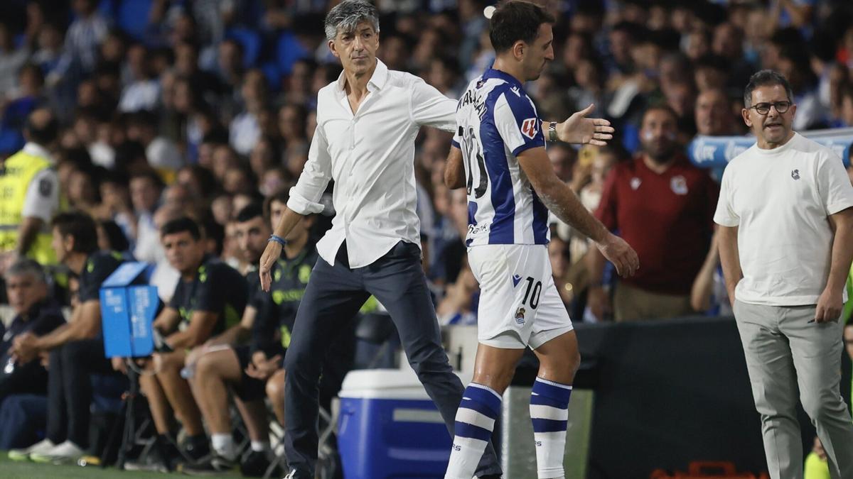 Imanol Alguacil saluda a Mikel Oyarzabal tras ser expulsado. / JAVI COLMENERO