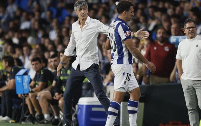 Imanol Alguacil saluda a Mikel Oyarzabal tras ser expulsado. / JAVI COLMENERO