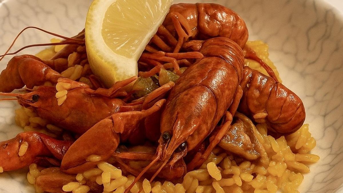 Paella con cangrejos de río.