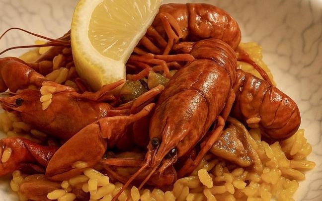 Paella con cangrejos de río.