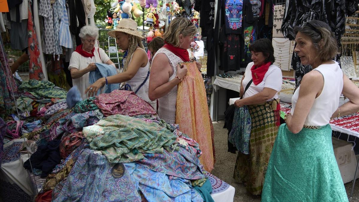 Cuatro personas, comprando en una de las tiendas de ropa.