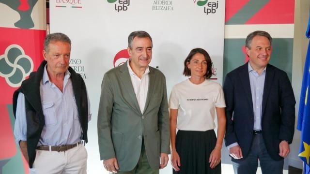 Aitor Esteban junto a Pantxoa Bimboire, Graxiana Mirande y Peio Etxeleku en el acto de Bidart
