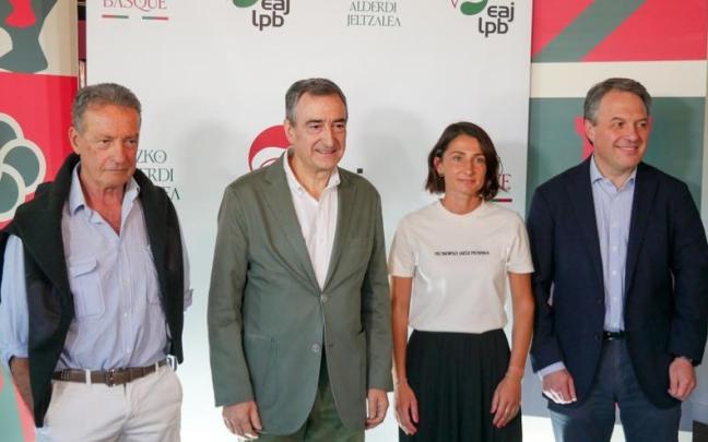 Aitor Esteban junto a Pantxoa Bimboire, Graxiana Mirande y Peio Etxeleku en el acto de Bidart