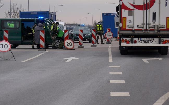 Soldados lituanos en la frontera de Letonia con Lituania, en plena pandemia de la covid Soldados lituanos en la frontera de Letonia con Lituania, en plena pandemia de la covid