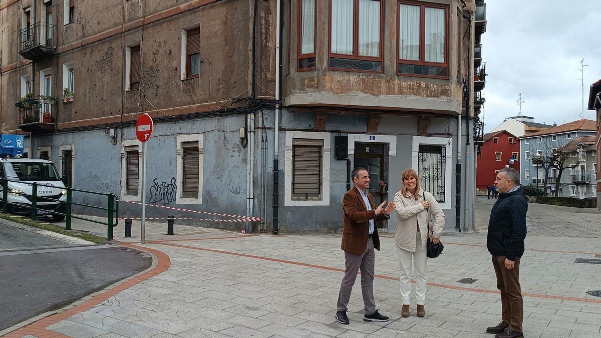 Miguel de los Toyos y Ainhoa Basabe, en el entorno del grupo Vista Alegre de Sestao.