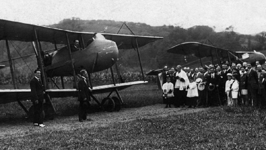 Un cura bendice el despegue de un piloto en el aeródromo de Asteasuain.