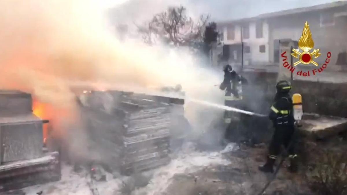 Los bomberos luchan contra las llamas en Cerdeña.