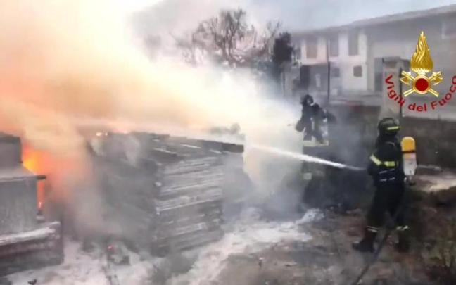 Los bomberos luchan contra las llamas en Cerdeña.
