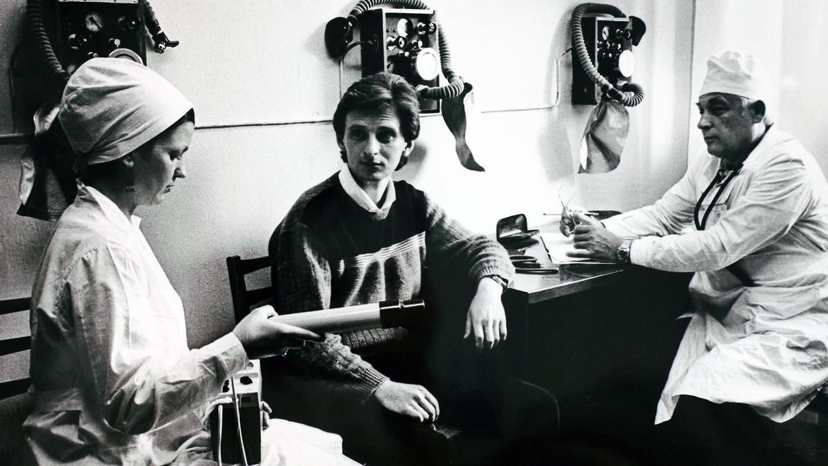 Doctores ayudando a un afectado.