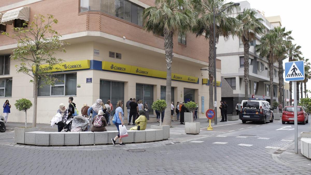 Agentes de policía en una oficina de correos de Melilla.