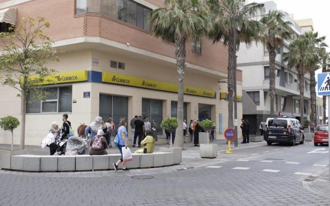 Agentes de policía en una oficina de correos de Melilla.