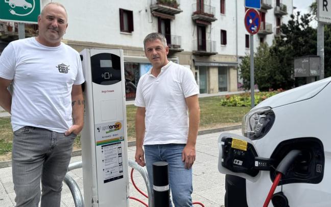 El edil Kepa Urteaga y el técnico municipal Joxe Olabide en el nuevo punto de recarga puesto en marcha en Biteri (frente al Grupo San Juan).