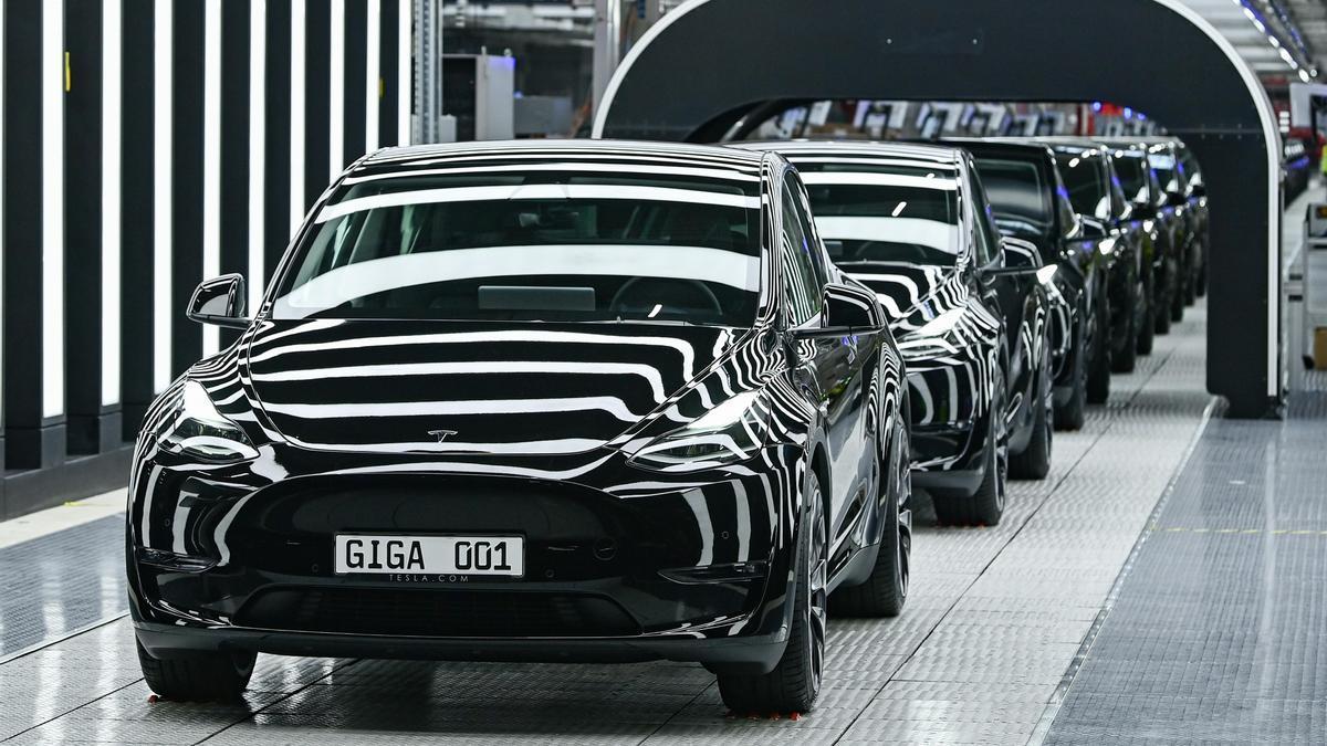 Varios Tesla Model Y en una fábrica de Berlín.