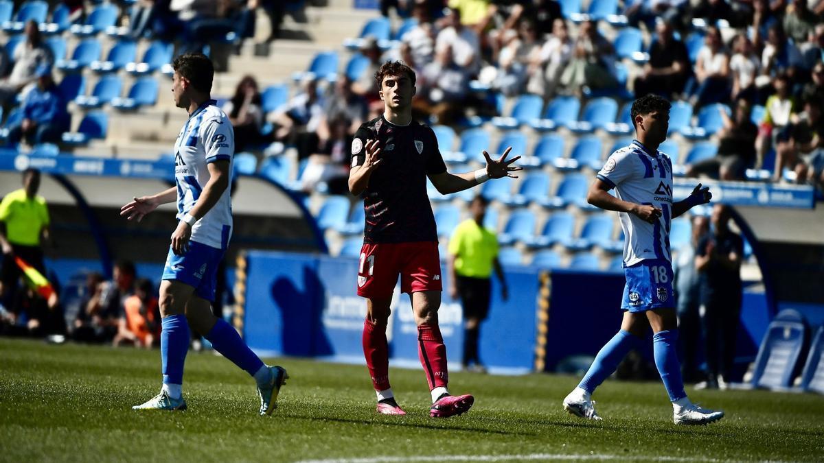 Mikel Goti se lamenta en un lance del partido ante el Atlético Baleares.