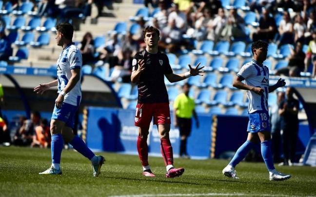 Mikel Goti se lamenta en un lance del partido ante el Atlético Baleares.