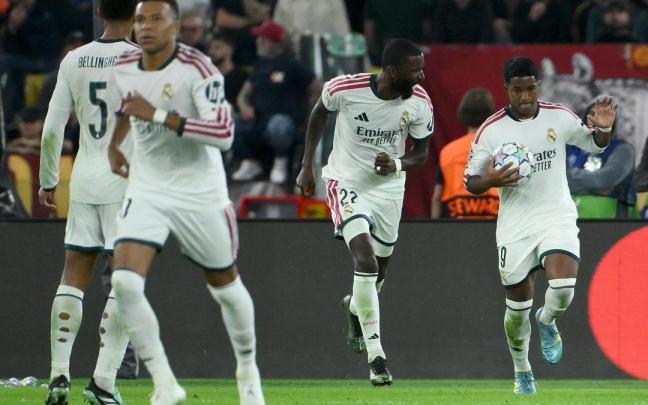 Rudiger y Endrick celebran el gol del segundo, que supuso el empate;luego el central sellaría la victoria del Real Madrid en Roma.