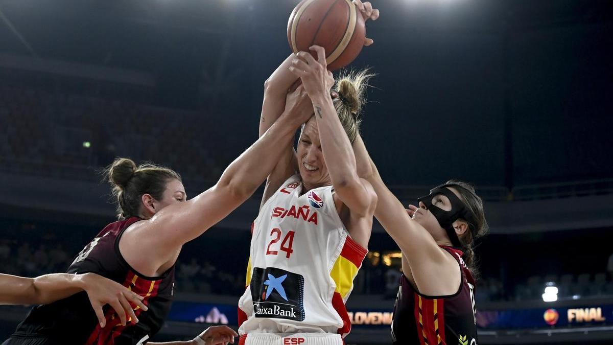 La jugadora española Laura Gil entre las belgas Kyara Linskens y Laure Resimont durante la final del Eurobasket 2023.