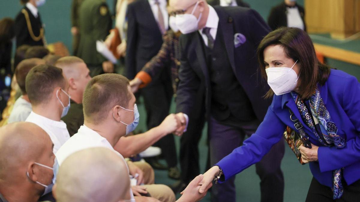 Margarita Robles y su homólogo ucraniano, Oleksii Réznikov, participan en un encuentro con personal ucraniano que recibe tratamiento en el Hospital Central de la Defensa Gómez Ulla de Madrid.