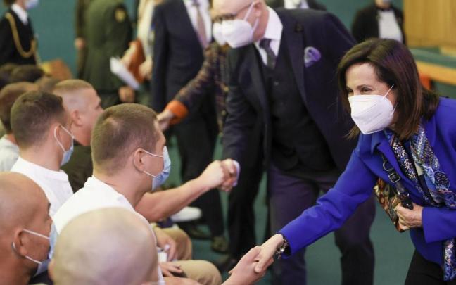 Margarita Robles y su homólogo ucraniano, Oleksii Réznikov, participan en un encuentro con personal ucraniano que recibe tratamiento en el Hospital Central de la Defensa Gómez Ulla de Madrid.