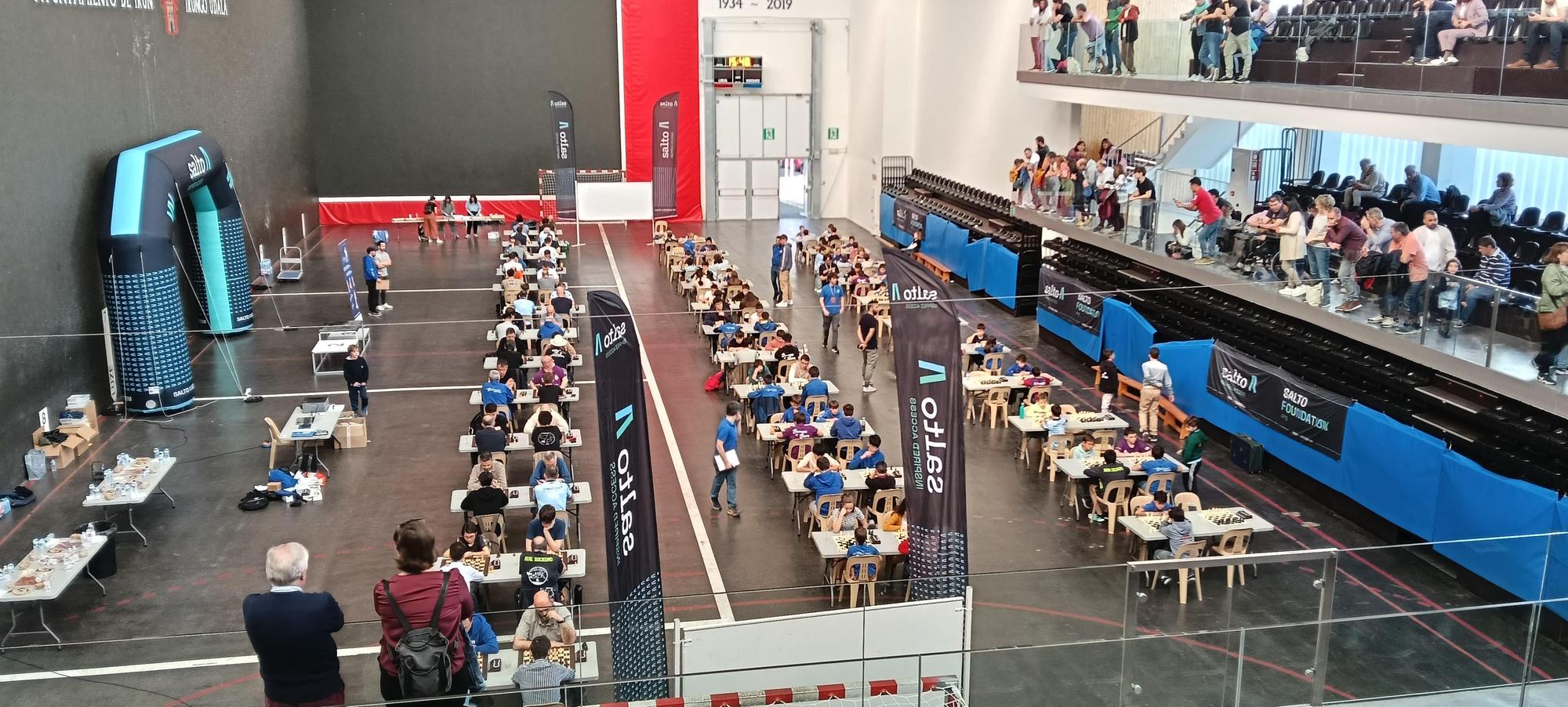 Foto del Torneo Salto organizado por Bidasoa Xake Kluba el pasado mes de abril en el frontón Uranzu de Irun, donde se dieron cita alrededor de 140 jugadores.