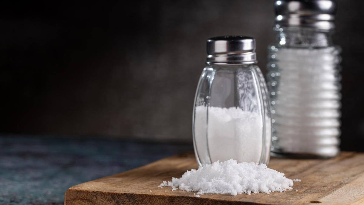 Dos saleros listos para sacar a la mesa.