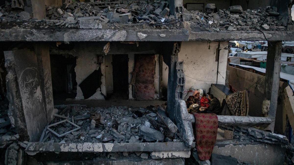 Una familia rompe el ayuno del ramadán entre los escombros de su vivienda.